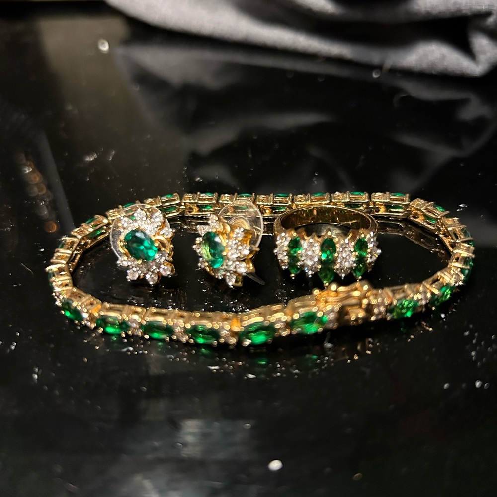 Elegant Green and Gold Jewelry Set